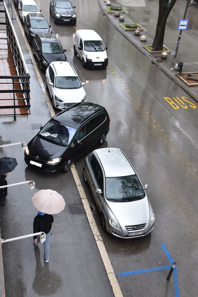 "Sjajno" parkiranje danas u Puli (snimio Duško MARUŠIĆ ČIČI)